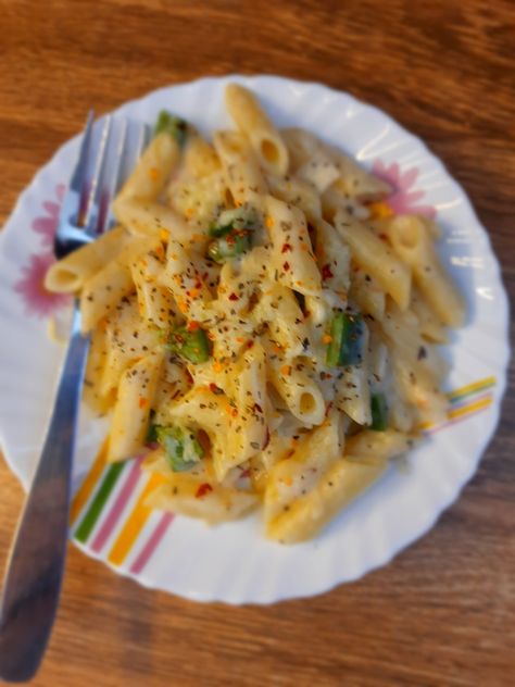 White sauce pasta #cooking #foodie #aesthetic Pasta Photoshoot, Home Made Pasta, Pasta Aesthetic, Foodie Aesthetic, White Sauce Pasta, Sauce Pasta, White Sauce, Tasty Food, Pasta Sauce