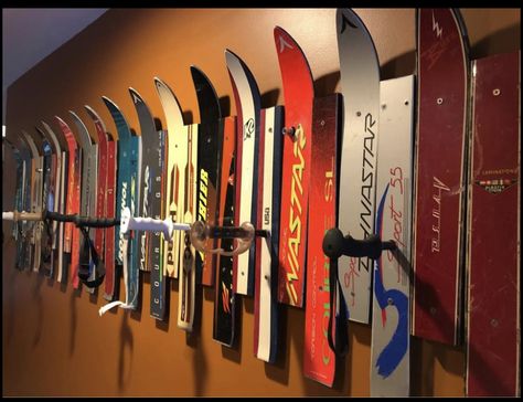 Crafts Using Old Skis, Snowboard Furniture, Apres Ski Bar Decor, Old Skis Decor, Old Skis Ideas, Hockey Stick Furniture, Ski Chalet Decor, Apres Ski Bar, Ski Bar