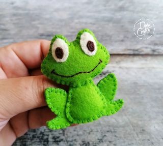 Frog Ornaments Diy, Felt Frog Ornament, Felt Frog Pattern Free, Felt Frog Pattern, Felt Frog, Frog Template, Frog Craft, Frog Ornaments, Sensory Bags