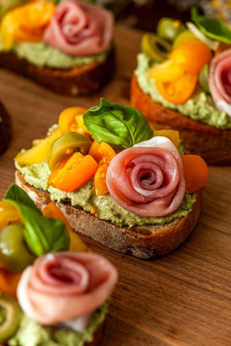 Tomato Crostini, Fresh Appetizers, Grill Sandwich, Fancy Appetizers, Brunch Buffet, Tomato Pesto, Homemade Pesto, Pesto Recipe, Party Food Appetizers