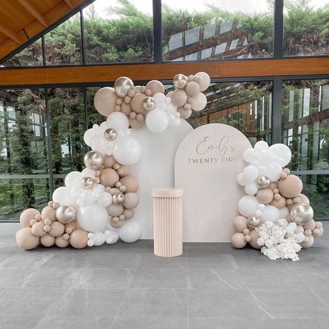 𝐏𝐫𝐨𝐩 & 𝐄𝐯𝐞𝐧𝐭 𝐇𝐢𝐫𝐞 𝐌𝐞𝐥𝐛𝐨𝐮𝐫𝐧𝐞 on Instagram: “Emily's 21st ✨ Venue @marnongestate Props, balloons & florals @makeitprettyhire #customballoons #customballooncolors #organicballoons…” Balloon Decorations Wedding, 21st Decorations, 18th Birthday Decorations, 21st Bday Ideas, 1st Birthday Girl Decorations, Idee Babyshower, Baby Shower Theme Decorations, 21st Birthday Decorations, Prop Hire