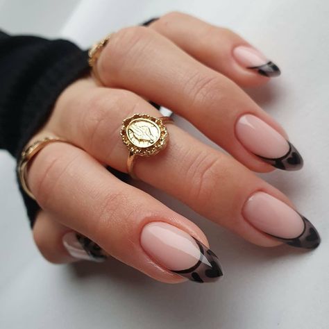 Nail Art Blanc, Almond Shaped Nails Designs, Manicured Nails, Latest Nail Trends, Nail Art Gel, Black Jet, Mermaid Nails, Almond Nails Designs, Almond Nail