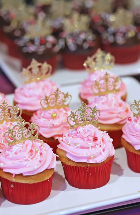 Queen Themed Birthday Party, Queen Cupcakes, Cupcakes Princesas, Queen Birthday Party, Crown Cupcake Toppers, Royal Birthday Party, Crown Cupcakes, Barbie Birthday Cake, Decorated Cupcakes