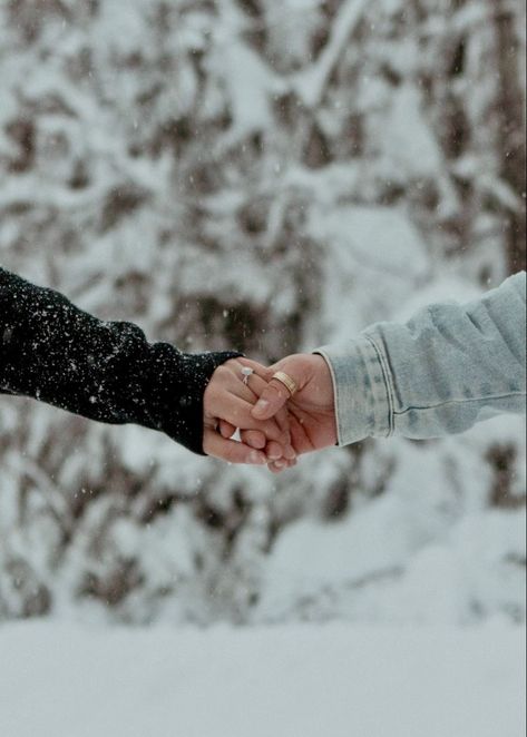 Romance Aesthetic Book, Pictures In The Snow, Winter Couple Pictures, Couple Photography Winter, Snow Engagement Photos, Christmas Couple Pictures, Winter Engagement Pictures, Romance Aesthetic, Snow Photoshoot