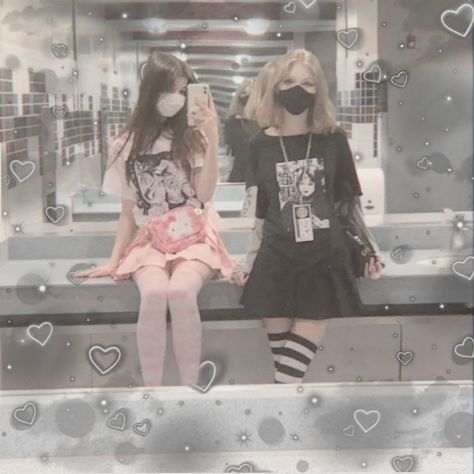 Opposite Girlfriends Aesthetic, Goth And Kawaii Couple, Emo And Soft Couple, Goth And Soft Girlfriends, Grunge Couple, Pink Grunge, Girl Couple, Photoshoot Idea, Cute Fit