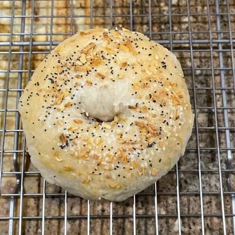 Asiago Cheese Bagel Recipe, Bagel Recipe Bread Machine, Bread Machine Bagels, Bagels Easy, Bread Machine Recipes Healthy, Bread Machine Mixes, Bagel Recipe Easy, Easy Bread Machine Recipes, Bagels Recipe