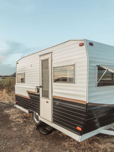 Paint Travel Trailer Exterior, Painted Travel Trailer Exterior, Camper Trailer Design, Vintage Camper Paint Ideas, Vintage Trailer Paint Job, Small Camper Exterior Paint Ideas, Black And White Camper Exterior, Painting Outside Of Rv, Paint Outside Of Camper