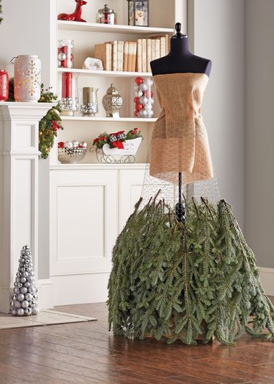 Dress Form Decor, Dress Form Christmas Tree, Mannequin Christmas Tree, Decoration Vitrine, Christmas Tree Dress, Tree Dress, Mannequin Dress, How To Make Christmas Tree, Dress Forms