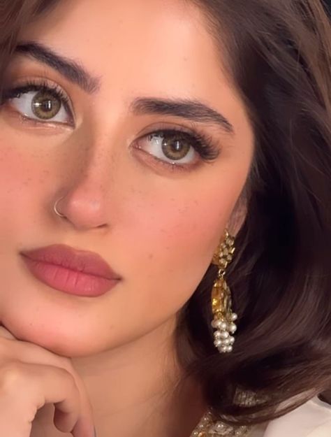 Pakistani Makeup Looks, Indian Makeup Looks, Pakistani Makeup, Drama Aesthetic, Makeup Cantik, Indian Eyes, Sajal Aly, Light Makeup Looks, Glam Wedding Makeup