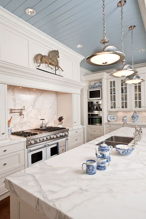 White Marble Kitchen, Blue Ceilings, House Pictures, White Kitchen Design, Kitchen Marble, Kitchen On A Budget, Trendy Home, Guest Bathroom, White Cabinets