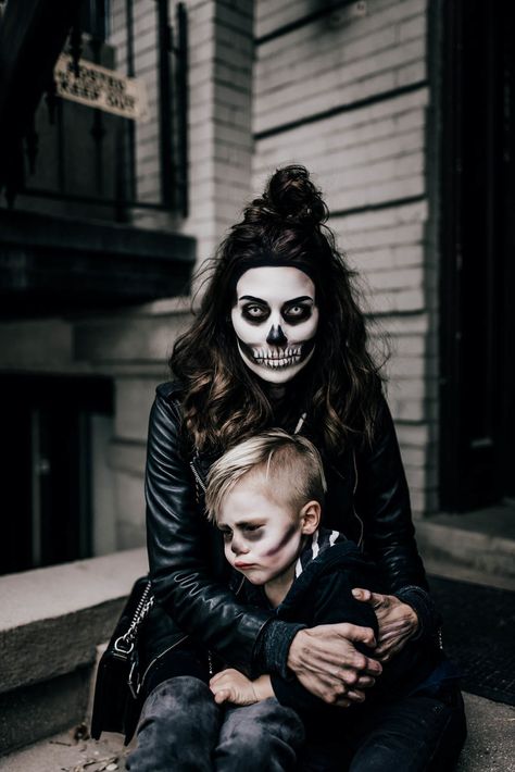 Mother Son Halloween Costumes, Diy Fantasia, Scary Halloween Food, Mom Halloween Costumes, Mommy Son, Makeup Zombie, Halloween Makeup Clown, Halloween Make-up Looks, Photo Halloween