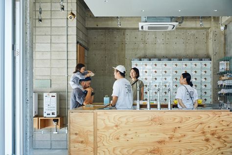 Komaeyu Public Bathhouse / Schemata Architects + Jo Nagasaka | ArchDaily Kengo Kuma, Reception Counter, Public Bath, Concrete Building, Gunma, Custom Tiles, Green Tile, Reinforced Concrete, Kitchen Photos