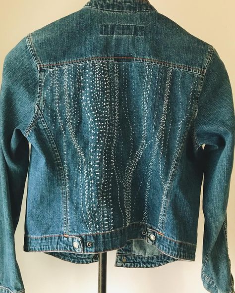 Denim Fashion Design, Embroidery On Jean Jackets, Sashiko Jeans Jacket, Sashiko Kimono Jackets, Jean Jacket Embroidery, Shashiko Embroidery Denim, Sashiko Shirt Embroidery, Sashiko Jacket Denim, Boro Stitching Denim Jacket