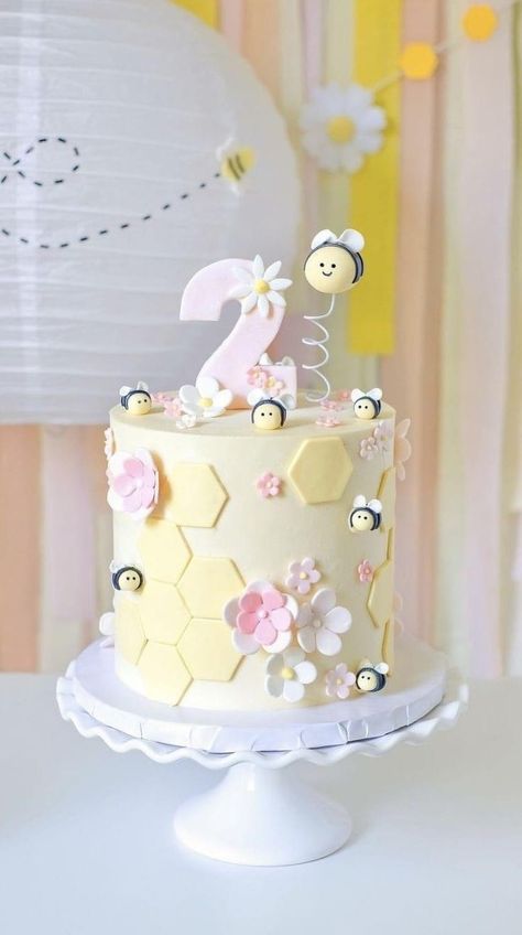 Bee Birthday Cake, Cake Designs For Girl, Baby First Birthday Themes, Bee Birthday Party, Baby Birthday Decorations, Bee Cakes, 2 Birthday Cake, Bee Party