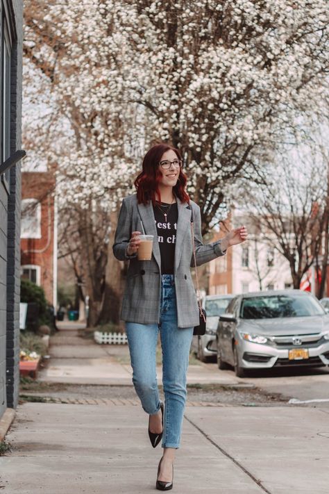 How To Easily Dress Up A Graphic Tee For Spring | The Espresso Edition With Blazer Outfit, Dress Up A Graphic Tee, Shirt With Blazer, Graphic Tee Outfit Street Style, Blazer Outfit Women, Spring Outfits 2020, Outfits Mom, Jeans Outfit Spring, Jean Skirts