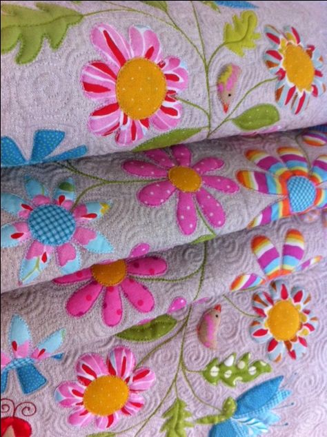 Wonderful Colors Cathedral Quilt, Flower Folding, Quilt Applique, Applique Flower, Applique Flowers, Unique Quilts, Spring Quilts, Flower Quilts, Applique Quilt