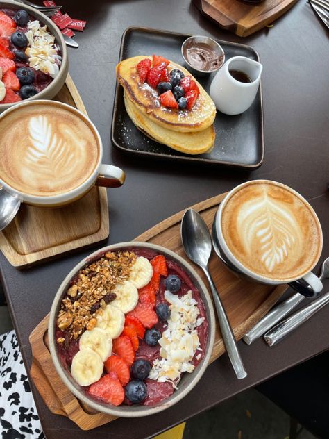 Brunch Coffee Bar Ideas, London Breakfast Aesthetic, Cafe Plates Ideas, Cafe Breakfast Aesthetic, Brunch Cafe Aesthetic, Brunch Restaurant Aesthetic, Healthy Cafe Food, Cute Breakfast Aesthetic, Breakfast Restaurant Aesthetic