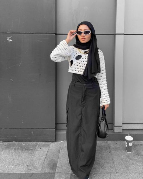 outfit inspo
hijabi outfit
y2k outfit inspo
y2k hijabi
hijabi outfit Hijab Crochet Outfit, Hijabi Crop Top Outfit, Crop Top Hijab Outfits, Hijabi Airport Outfit Summer, Black And White Outfits Hijab, Ootd Crop Top Hijab, Modest Crochet Top, Modest Y2k Outfits, Hijab Friendly Outfits