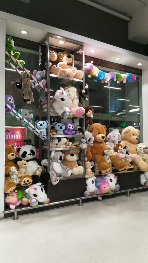 Hyper Market, Teddy Bear Shop, Ideas Regalos, Market Displays, Window Displays, Stuffed Toys, Shop Interior Design, Stand Design, Wooden Stand