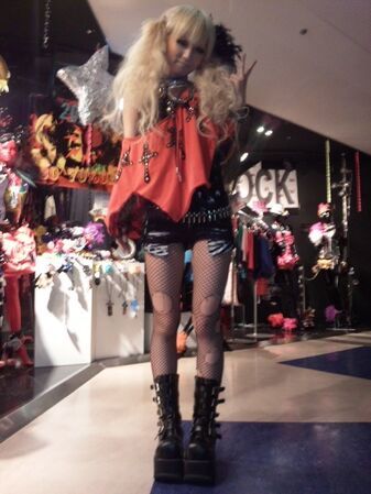 Rokko Gyaru, Gyaru Rokku, Gyaru Inspiration, Rokku Gyaru, Gyaru Kei, Goth Fits, Gyaru Style, Bright Prints, Junko Enoshima