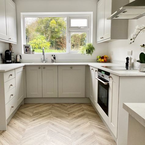 Dove Gray Kitchen, Parquet Flooring Kitchen, Small Closed Kitchens, Howdens Chelford, Closed Kitchen Design, Dove Grey Kitchen, Chevron Flooring, Howdens Kitchen, Kitchen Shaker