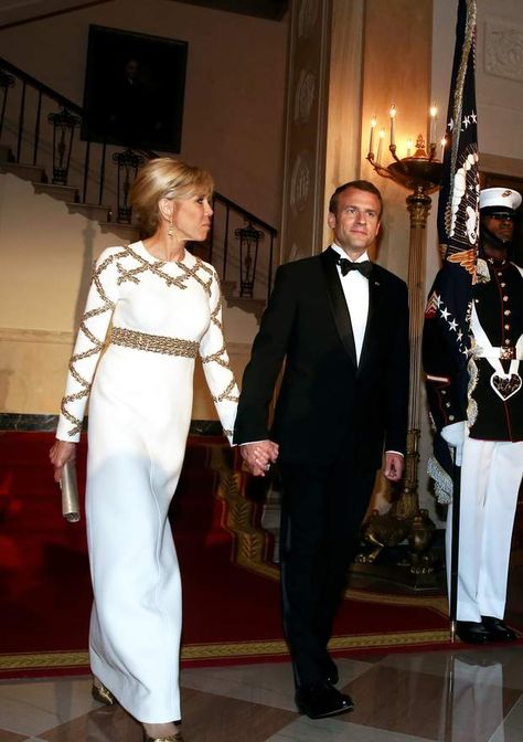 Brigitte Macron en robe de vestale face à Melania Trump en robe Chanel scintillante Power Woman, French People, First Lady, Powerful Women, Style Icon, Mother Of The Bride, Pinterest Likes, Chanel, Weddings