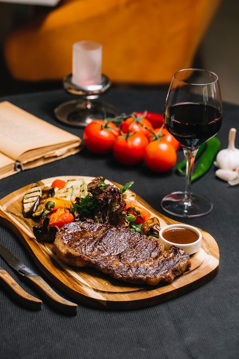 Amazing Food Photography, Gourmet Food Plating, Beef Steak Recipes, Bistro Food, Food Photoshoot, Luxury Food, Gourmet Cooking, A Glass Of Wine, Steak Dinner