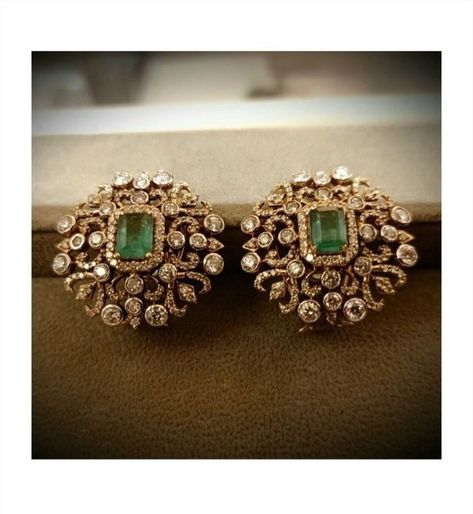 Chandbali Earrings Gold, Ear Tops, Temple Jewellery Earrings, Emerald Stud Earrings, Antique Necklaces Design, Gold Earrings Models, Antique Gold Jewelry Indian, Diamond Earrings Design, Antique Jewellery Designs