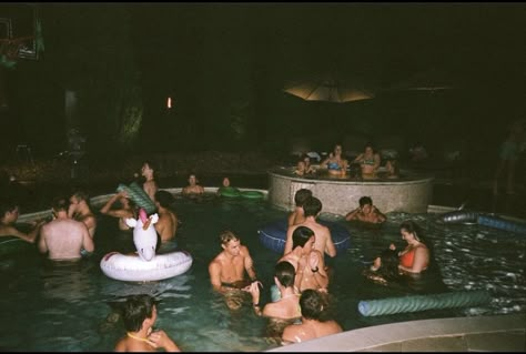 Rich Pool Party Aesthetic, Island Party Aesthetic, Beach House Party Aesthetic, 80s House Party, 80s Party Aesthetic, Party On Film, Malibu Renasce, Pool Party Aesthetic, Malibu Party