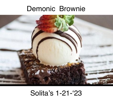 Brownies With Ice Cream On Top, Fancy Brownie Plating, Brownie And Ice Cream Plating, Cake And Ice Cream Plating, Brownie Plated Dessert, Brownie Plating Presentation, Ice Cream Plating Ideas, Brownies Plating Ideas, Brownies Plating