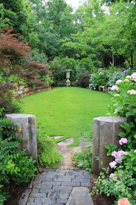 Small Backyard Gardens, Stone Path, The Secret Garden, Backyard Garden Design, Small Garden Design, Gorgeous Gardens, Garden Layout, Green Garden, Garden Cottage