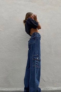 Low Rise Jeans Outfit Aesthetic, Cargo Jeans Outfit Women, Cargo Jeans Outfit, Low Rise Jeans Outfit, Cargo Outfit, Skater Outfits, Blue Jean Outfits, Jeans Outfit Women, Skater Girl Outfits