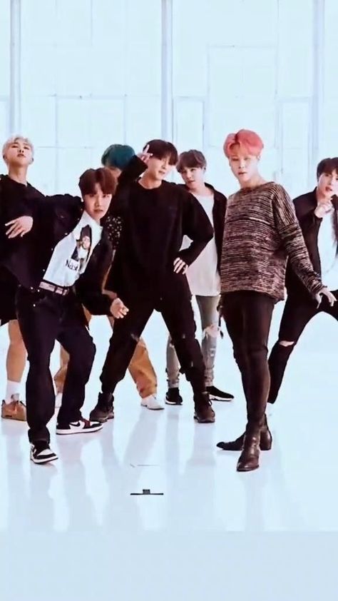 #jimin #jungkook #jhope #taehyung #jin #suga #yoongi #namjoon #bangtan #bts #방탄소년단 #videos #song #coreografia Bts Funny Dance, Bts Dance Videos, Jungkook Dance, Bts Dance, Funny Dancing Gif, Boy With Luv, Bts Songs, Bts Dance Practice, Jimin Funny