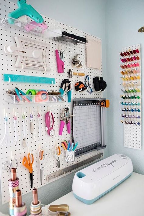 Pegboard Craft Room, Craft Tables With Storage, Peg Boards, Small Bedroom Organization, Craft Table Diy, Small Craft Rooms, Pegboard Organization, Idee Cricut, Sewing Room Design