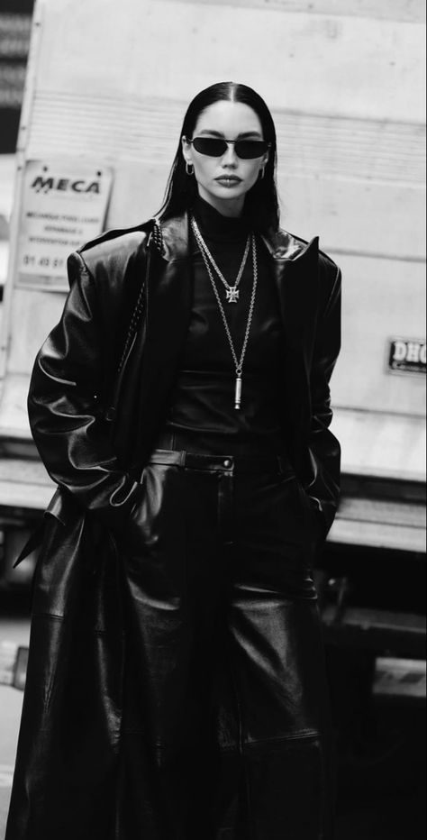 Matrix Womens Outfit, All Black Outfit High Fashion, Black Leather Coat Aesthetic, Black Leather Coat Outfit Aesthetic, The Matrix Outfit Ideas, Matrix Style Outfit, The Matrix Fashion, Neo Noir Fashion, Leather Coat Outfit 90s