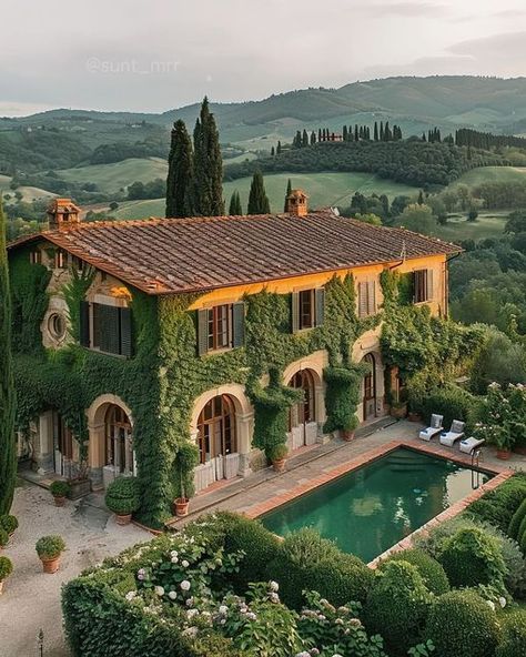 The World's Best Airbnb, VRBO, & Vacation Rentals on Instagram: "Step into your Italian dream home with @sunt_mrr! 🌿🏡  💡 Nestled in the picturesque suburbs of Southern Italy, this A.I.-created villa by @sunt_mrr is surrounded by the region’s lush, rolling landscapes and abundant floral gardens. Southern Italy is renowned for its rich greenery and historic charm, providing the perfect backdrop for this idyllic retreat.  Dreaming of Italian elegance? Explore more of this stunning creation! 🌺  🎥 @sunt_mrr 📍 AI created images in Italy  #ItalianVilla #DreamHome #GardenParadise #AIPhotography #ItalianDream #VillaLife" Toscana House, Homes In Italy, Italy House, Toscana Italia, Dream Life House, Casa Country, Tuscan Villa, Italian Villa, Mediterranean Home