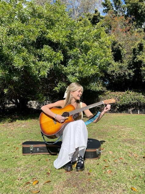 Country Musician Photoshoot, Playing Guitar Outside, Music Senior Pictures, Vinyl Photoshoot, Guitar Senior Pictures, Guitar Photoshoot, Desert Shoot, Senior Portrait Outfits, Senior Pictures Music