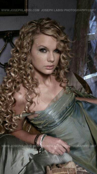 Taylor Swift photoshoot Teardrops on my Guitar Country Curls, Taylor Swift Curls, Taylor Swift Curly Hair, Indian Wavy Hair, Curly Hair Care Products, Teardrops On My Guitar, Taylor Swift Makeup, Debut Photoshoot, Curly Hair Products