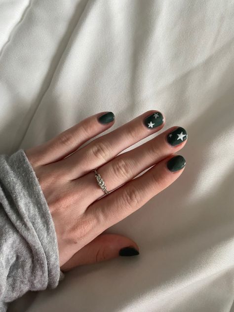 Nail Inspo 2023 Winter, Emerald Green Nails Inspiration, Green And Black Nail Designs Short, Dark Green Short Gel Nails, Dark Green And Black Nails Short, Gel Nails Ideas Short Green, Dark Green Simple Nails, Green Biab Nail Art, Green Gel Nails Ideas Short