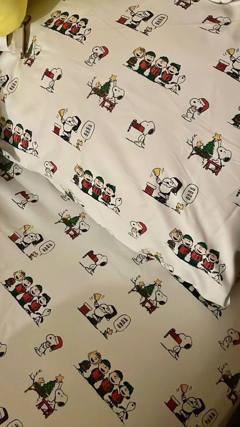 Christmas Bedsheets Aesthetic, Snoopy Bed Sheets, Christmas Bedsheet, Snoopy Bed, Snoopy Bedding, Christmas Bed Sheets, Christmas Decir, Christmas Dorm Decorations, Holiday Room