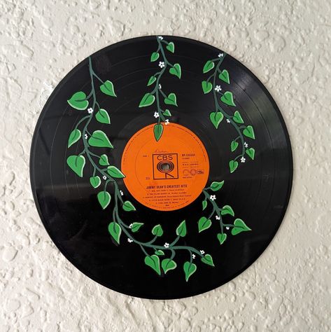 - Handpainted in Geelong - Aesthetic wall decoration - If you would like to customise your record please message me after your order has been placed! Record Diy Decor, Red Room Inspo Aesthetic, Vinyl Record Art Diy, Mural Wall Art Ideas, Painting On Records, Record Painting Ideas Aesthetic, Vinyl Painting Ideas, Vinyl Record Painting Ideas, Record Aesthetic