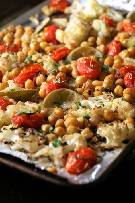 Vegan Sheet Pan, Roasted Garbanzo Beans, Roasted Veggies Recipe, Garbanzo Bean Recipes, Vegan Dinner Recipes Easy, Easy Vegan Dinner, Healthy Recipies, Garbanzo Beans, Dinner For Two