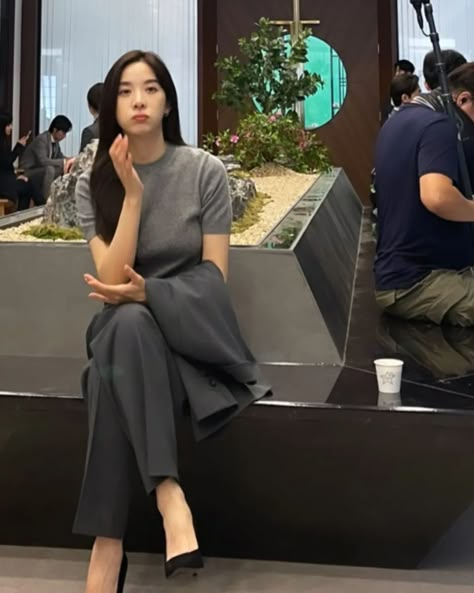 Lee Chung Ah Celebrity Outfit, Lee Chung Ah Style, Lee Chung Ah Celebrity, Korean Daily Outfit, Grey Dress Outfit, Lee Chung Ah, Corporate Outfits, Casual Day Outfits, 가을 패션