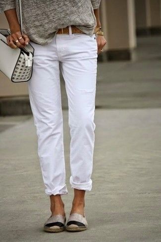 Master the effortlessly chic look in a grey long sleeve t-shirt and white boyfriend jeans. Round off this look with beige espadrilles. Witte Jeans Outfit, Boyfriend Jeans Kombinieren, Minimal Life, White Boyfriend Jeans, Boyish Style, Mode Shoes, Summer Fashions, Folk Festival, Beach Outfits