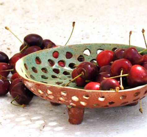 Pottery Berry Bowl, Ceramic Berry Bowl, Ceramic Fruit Bowl, Beginner Pottery, Pottery Handbuilding, Keramik Design, Slab Pottery, Hand Built Pottery, Wheel Thrown Pottery