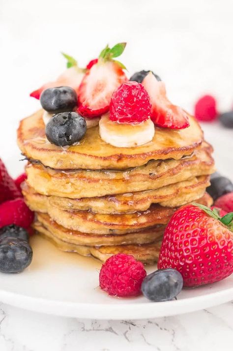 Paleo Pancakes Recipe | Delicious Meets Healthy Pancakes Pictures, Paleo Pancake Recipe, Cookie Dough Vegan, Oatmeal Protein Pancakes, Paleo Banana Pancakes, Sugar Free Pancakes, Oatmeal Protein, Paleo Pancakes, Baked Breakfast Recipes