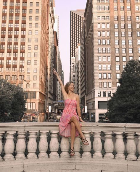 Places To Take Pictures In Chicago, Pictures To Take In Chicago, Chicago Selfie Ideas, Chicago Photo Spots, Chicago Photoshoot Ideas, Chicago Pose Ideas, Chicago Portrait Photography, Chicago Graduation Pictures, Chicago Girl Aesthetic