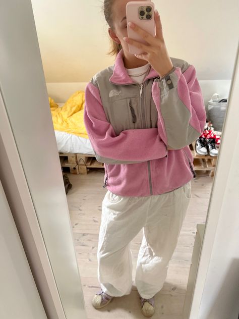 Fleece Aesthetic, Aesthetic Uggs, Fleece Jacket Outfit, Cph Style, Pink North Face Jacket, Scandinavian Winter, Fall Pink, Pink North Face, Fleece Outfit