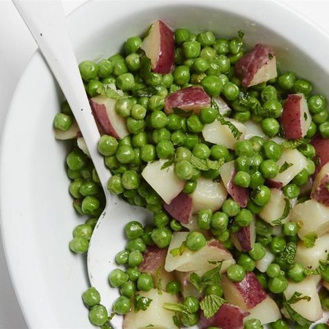 Glazed Peas and Potatoes with Mint I "My daughter used to call fresh peas 'green candy.' Try them in this simple side dish, which goes with pretty much everything--chicken, beef, or fish." Snow Peas Recipe, Mashed Red Potatoes, Baked Potato Chips, Southern Side Dishes, Peas Recipe, Roasted Garlic Cauliflower, Bacon Potato, Creamy Cucumber Salad, Fried Fish Recipes