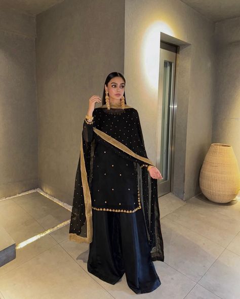 Pakistani Dresses Simple, Garara Designs Pakistani Dresses, Simple Dress Casual, Pakistani Women Dresses, Pakistani Fashion Casual, Desi Fashion Casual, Pakistani Fancy Dresses, Pakistani Fashion Party Wear, Fancy Dresses Long